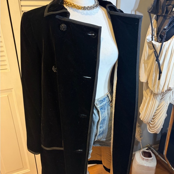Elegant Black Velvet Women's Coat - Picture 7 of 12